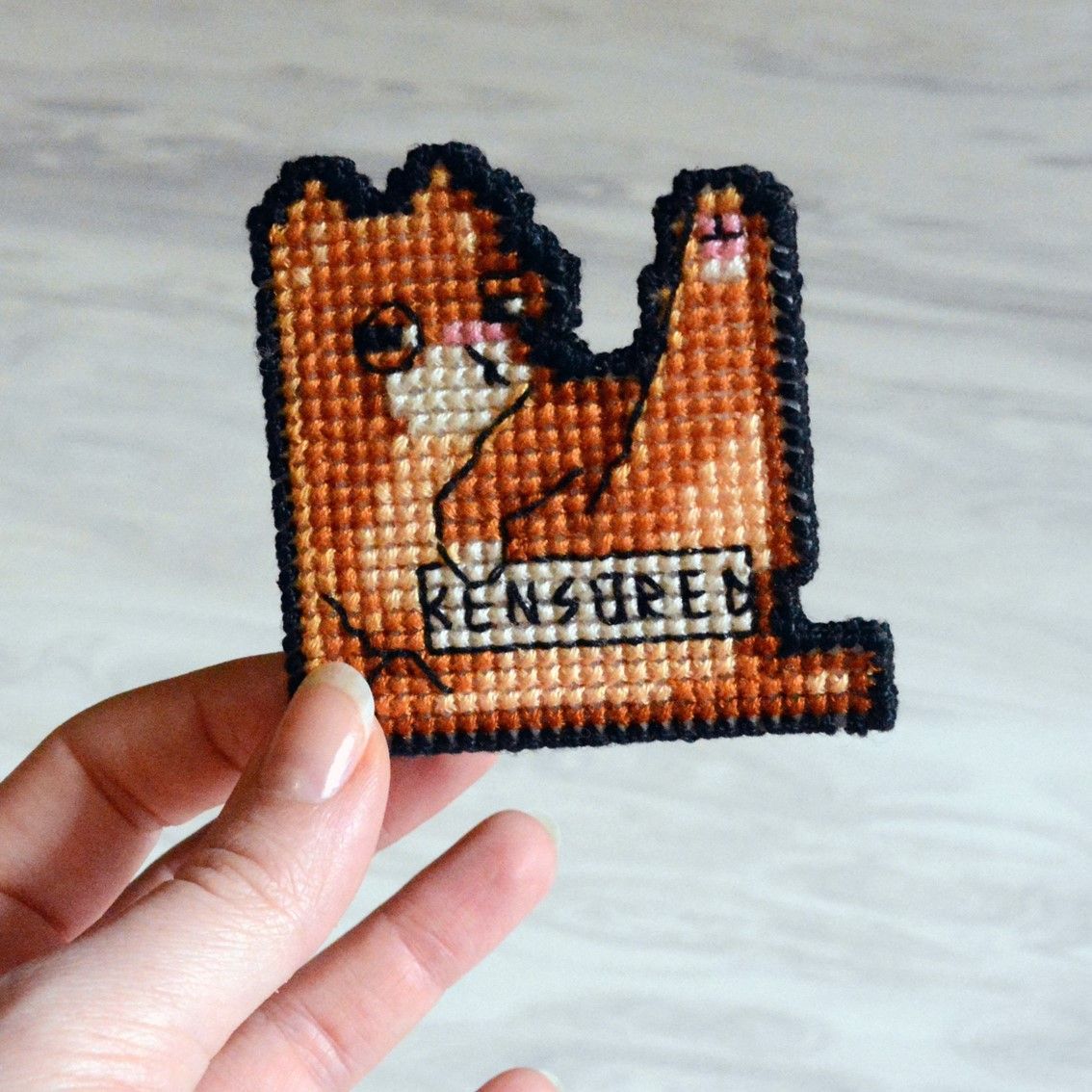 Orange tabby cat corner cross stitch bookmark: pattern and tutorial for plastic canvas PDF by Smasterilli. Digital cross stitch pattern for instant download.