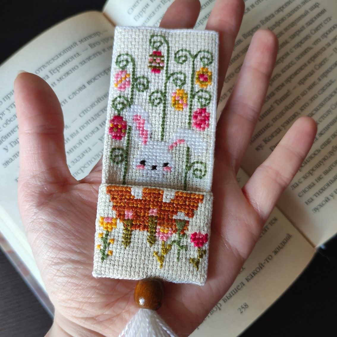 Bookmark with easter bunny. Easy cross stitch pattern and tutorial for beginners