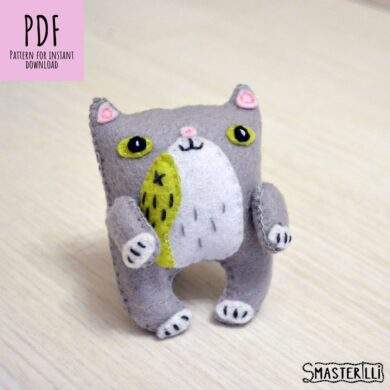 Create an adorable felt baby cat with this DIY sewing pattern PDF & tutorial with photos! Quick and easy to make, this felt kitty ornament is perfect for any kawaii lover.