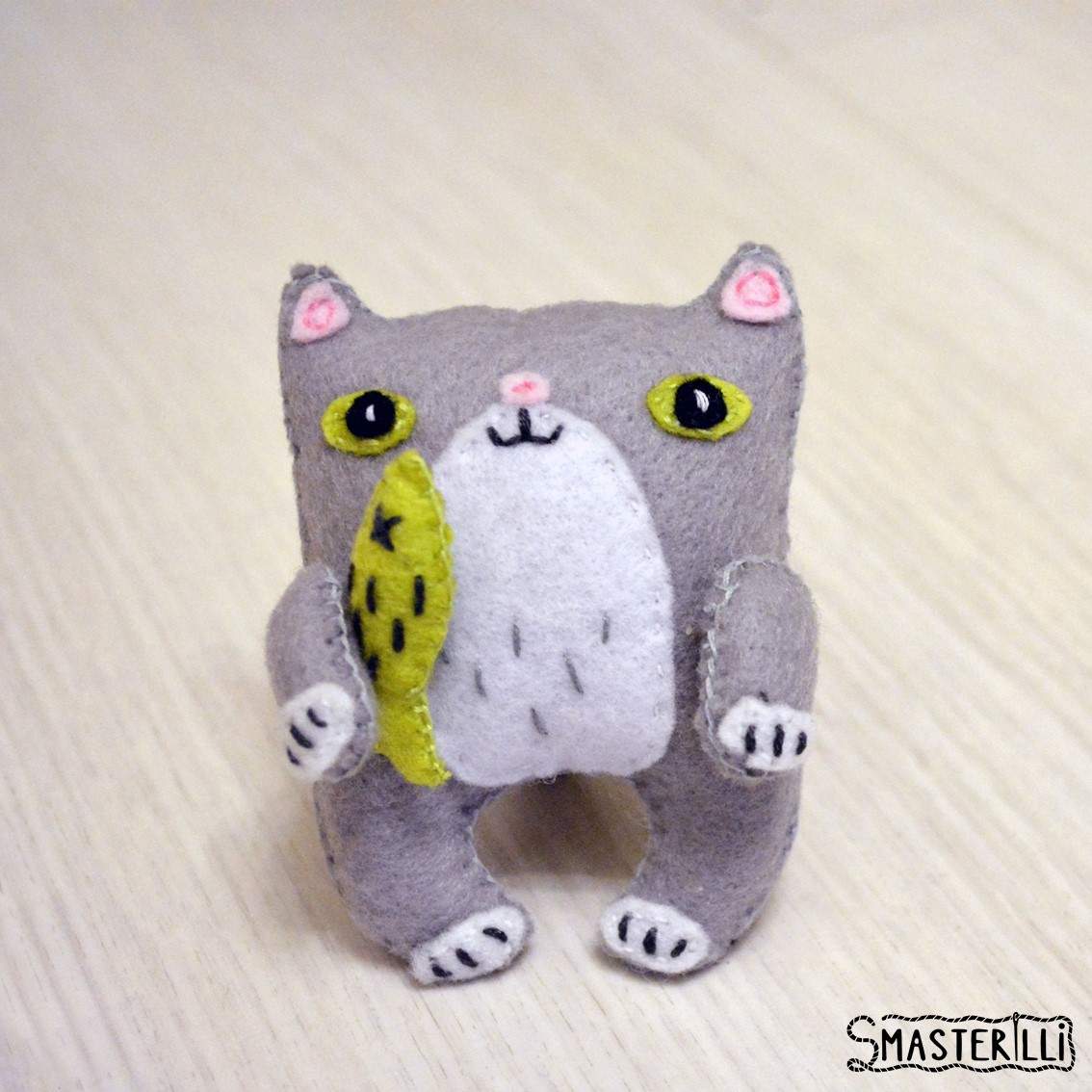 Make your own felt baby cat with this easy-to-follow tutorial & pattern PDF! It includes photos and instructions to create an awesome felt kawaii ornament.