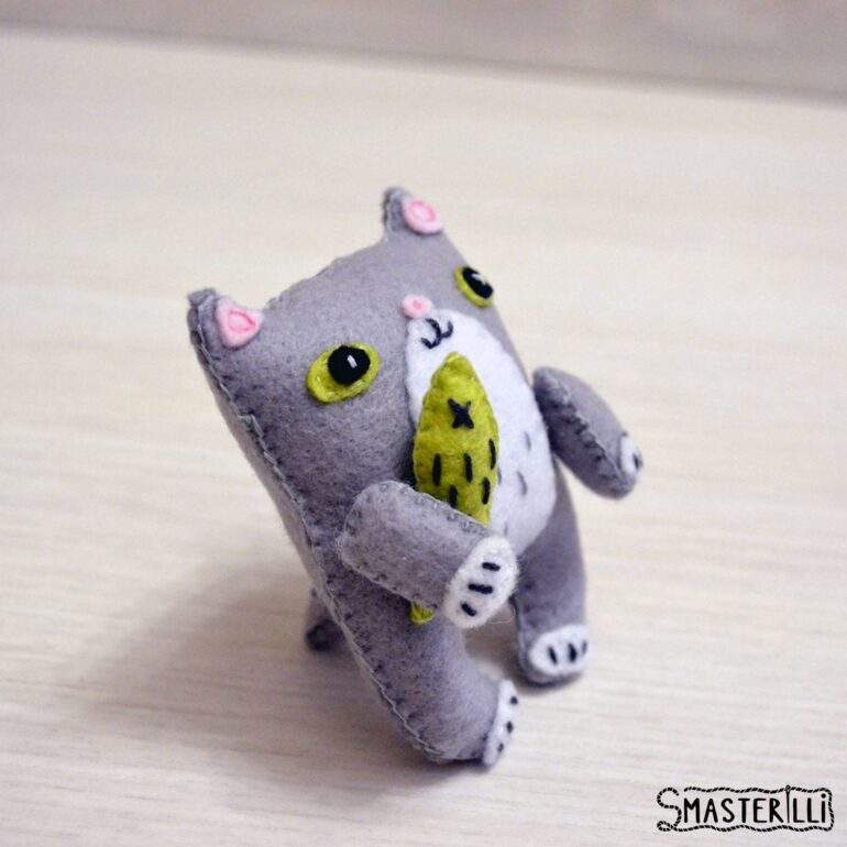 Learn how to sew a felt baby cat with this DIY stuffed animal pattern PDF & tutorial! With easy-to-follow instructions and photos, you can make a cute felt kawaii ornament in no time.