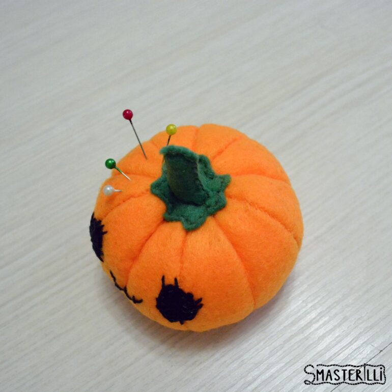 Halloween Stuffed Felt Pincushion - DIY Felt Pumpkin Pattern & Tutorial PDF