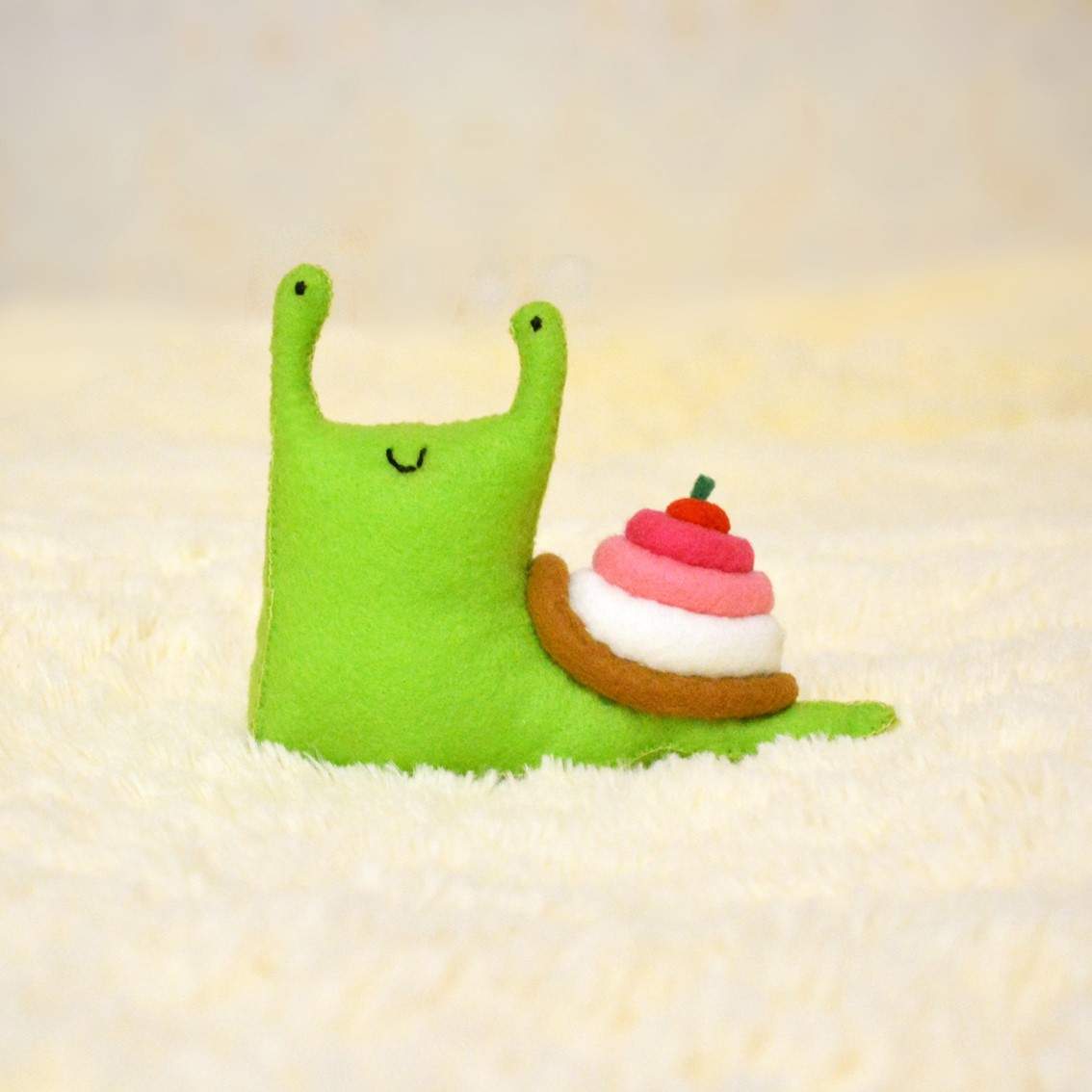Make your mom, grandmother or little ones a cute felt garden snail with this easy-to-follow PDF pattern & tutorial! Perfect as a gift or a great way to spend a spring or summer afternoon, this craft is sure to bring a smile to the recipient's face. Get creative and make a snail of your own - it's a great way to bring color to your home!